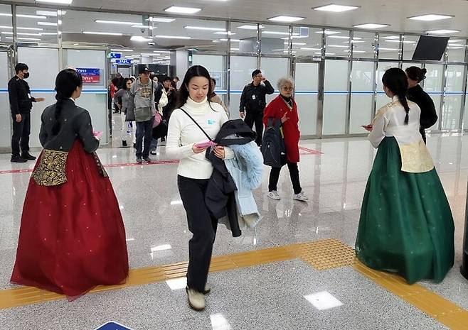‘아도라 매직 시티호’ 탑승객들이 2일 서귀포시 강정동 제주민군복합형관광미항 크루즈터미널을 통해 입국하고 있다.