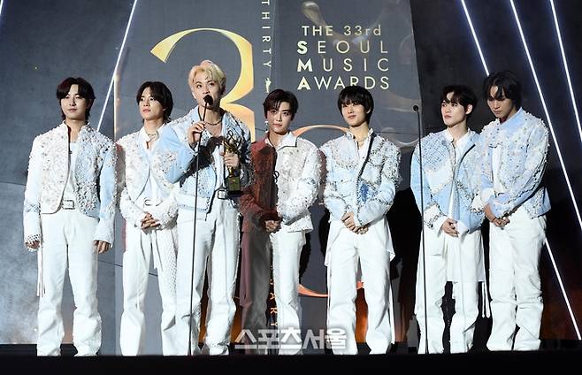 NCT 드림이 2일 태국 방콕 라자망갈라 국립경기장에서 열린 ‘제33회 서울가요대상’ 시상식(주최 스포츠서울, 주관 서울가요대상 조직위원회)에서 본상을 수상한 뒤 소감을 말하고 있다. 2024. 1. 2. 방콕(태국) | 박진업기자 upandup@sportsseul.com