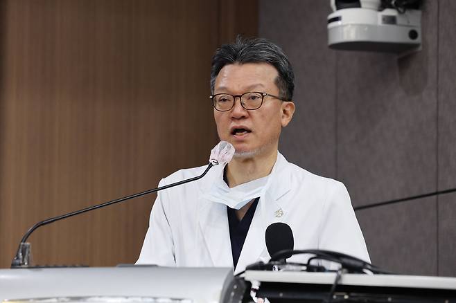 지난 2일 부산 방문 도중 흉기에 목부위를 피습당한 더불어민주당 이재명 대표의 수술을 집도한 민승기 이식혈관외과 교수가 4일 오전 서울 종로구 서울대학교병원 의학연구혁신센터에서 수술 경과와 회복 과정을 브리핑하고 있다. /연합뉴스