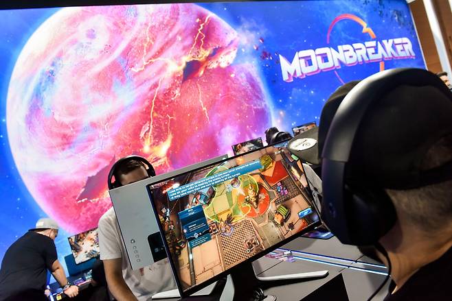 25일 독일 쾰른 게임스컴 전시장 내 크래프톤 부스에서 관람객들이 게임 '문 브레이커'를 시연해보고 있다. /게임스컴