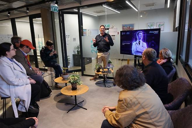 지난 14일 셰바 메디컬 센터 내 혁신 센터인 '아크(ARC)'에 입주한 스타트업 대표가 자사 기술을 설명하고 있다. /셰바 메디컬 센터 제공