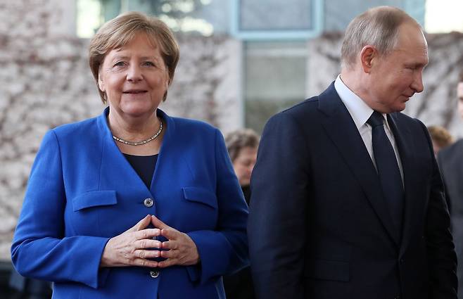 올 1월 독일 베를린에서 열린 한 콘퍼런스에서 만난 앙겔라 메르켈 독일 총리(왼쪽)와 블라디미르 푸틴 러시아 대통령. /EPA 연합뉴스