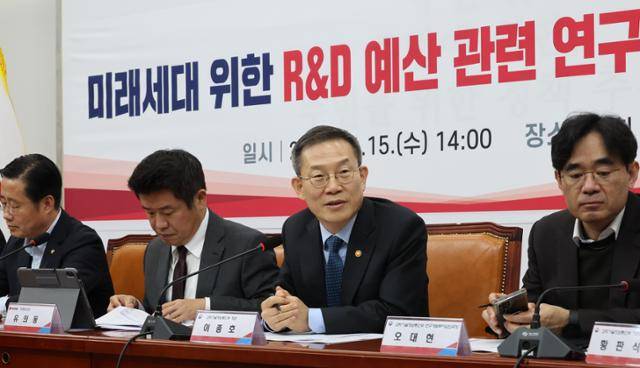이종호(오른쪽 두 번째) 과학기술정보통신부 장관이 지난해 11월 15일 서울 영등포구 국회 국민의힘 회의실에서 열린 '미래세대 위한 연구개발 예산 관련 연구현장 소통 간담회'에서 발언하고 있다. 연합뉴스