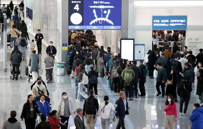 지난달 28일 오전 인천국제공항 출국장이 연말·연시를 해외에서 보내려는 출국인파로 붐비고 있다./사진=뉴스1