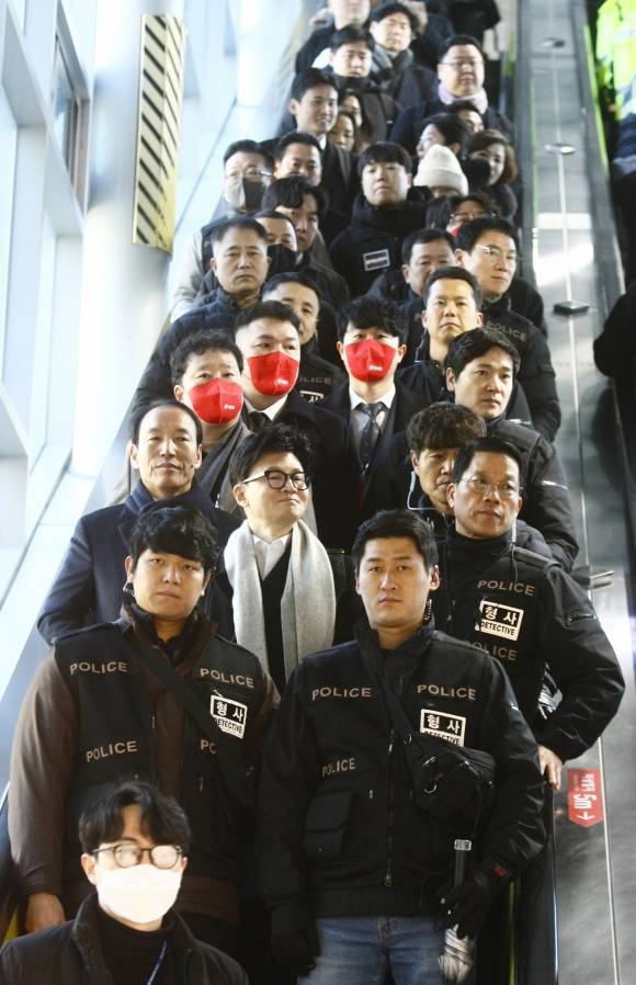 광주서 경찰 경호받는 한동훈 - 한동훈 국민의힘 비상대책위원장이 4일 광주 송정역에 도착해 경찰 경호를 받으며 이동하고 있다. 한 위원장은 이날 광주학생독립운동기념탑과 국립5·18민주묘지를 참배한다. 2024.1.4./뉴스1