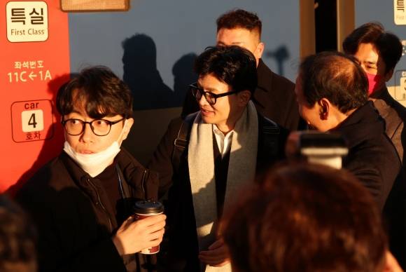 광주에 도착한 한동훈 비대위원장 - 국민의힘 한동훈 비상대책위원장이 4일 오전 광주송정역에 도착한 KTX에서 하차하고 있다. 2024.1.4 연합뉴스