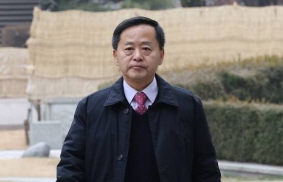 ‘배드파더스’사이트에서 양육비를 주지 않는 부모의 신상을 공개한 구본창 ‘양육비 해결하는사람들 ’대표가 4일 서울 서초구 대법원에서 열린 대법원 2부 선고에 참석하고 있다. 뉴스1