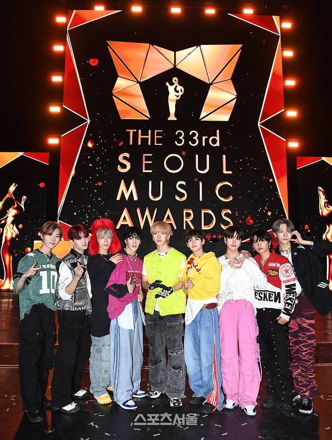 엔싸인(n.SSign)이 2일 태국 방콕 라자망갈라 국립경기장에서 열린 ‘제33회 서울가요대상’ 시상식(주최 스포츠서울, 주관 서울가요대상 조직위원회)에서 Y 글로벌 특별상을 수상한 뒤 기념촬영을 하고 있다. 2024. 1. 2. 방콕(태국) | 박진업기자 upandup@sportsseul.com