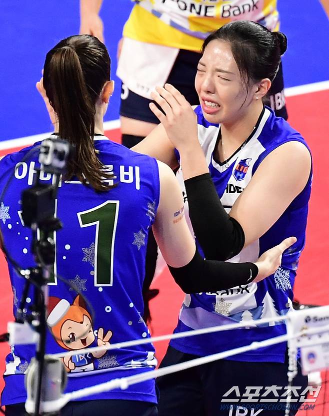 고통스러워하는 육서영.