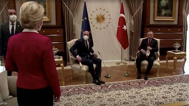 6일 EU와 터키의 정상회담에서 터키 측이 의도적으로 우르줄라 폰데어라이엔 EU 집행위원장의 의자를 마련하지 않았다. 회의장에 들어선 폰데어라이엔 위원장이 멀뚱하게 서있는 모습. /로이터 연합뉴스