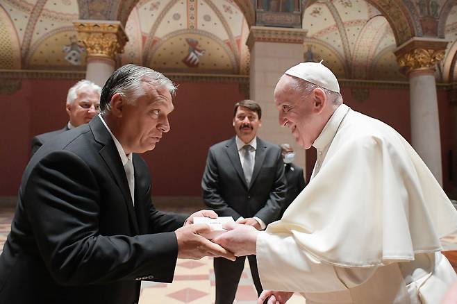 프란치스코 교황(오른쪽)과 빅토르 오르반 헝가리 총리가 12일(현지 시각) 부다페스트 시내에서 만났다./EPA 연합뉴스