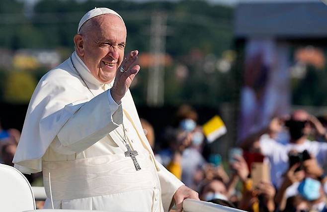 지난 7월 초 지병 치료를 위해 대장 수술을 받았던 프란치스코 교황이 최근 가톨릭 내부 반대파들을 격한 어조로 비판한 사실이 알려졌다. 사진은 지난 15일 슬로바키아 사스틴에 도착한 교황. /AP 연합뉴스