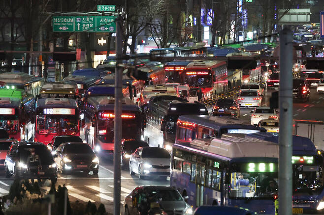 지난 4일 저녁 서울 중구 한국은행 앞 사거리에 명동입구로 향하는 광역버스들이 밀려 있다. 지난달 말 명동입구 버스정류장에 광역버스 노선별 표지판이 생기면서 시민들의 승하차 시간이 늘어나 교통 체증이 증가했다. 백소아 기자 thanks@hani.co.kr
