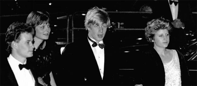 보리스 존슨(왼쪽 세 번째) 전 영국 총리가 21세였던 1985년 여동생 레이첼(〃 네 번째)과 함께 동문의 생일 파티에 참석하는 모습. 지식은 넓고 얕으나 상류층 특유의 유머 감각과 화려한 언변을 지닌 존슨은 당시 옥스퍼드의 스타였다. 사진작가 스티브 백·셔터스톡·가디언 홈페이지 캡처