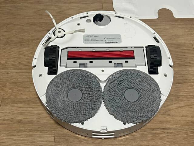 로보락 Q레보 하단부. 메인 브러시와 회전형 물걸레가 탑재됐다. (사진=신영빈 기자)