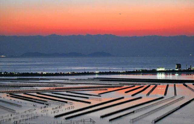 부산 가덕도 눌차대교 인근 도로에서 바라본 앞바다 위로 여명이 비치고 있다.