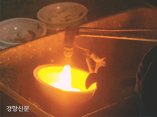 지난달 19일 경기 평택시 도시광산업체 NH리사이텍에서 한 직원이 폐가전제품에서 뽑아낸 황토색 금이 든 가루에 열을 가해 순도 99.999% 금으로 만들어내고 있다. 이 업체는 금괴로 만들어 팔거나, 산업용 소재로 가공해 대기업에 공급한다.
