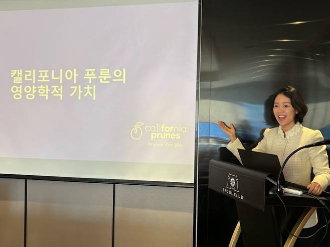 캘리포니아푸룬협회 한국사무소 김민정 대표가 8일 서울 장충동 서울클럽에서 열린 소비자 대상 세미나에서 푸룬의 영양학적 가치를 알리고 있다./사진=캘리포니아푸룬협회