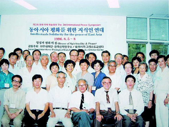 ▲1996년 8월에 열린 동아시아평화를 위한 지식인연대 심포지엄 참가자들. 앞줄 왼쪽이 필자. 당시 대학 연구소 소장이었다. 머리카락이 빠져 가발을 썼다. 앞줄 중앙은 안병무, 둘째줄 오른쪽 끝이 김성재, 오른쪽에서 3번째가 윤정옥, 4번째가 지명관, 두 번째 줄 왼쪽에서 네 번째가 리영희. ⓒ리영희재단