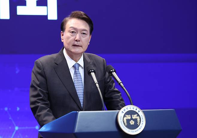 윤석열 대통령이 1월5일 서울 성북구 한국과학기술연구원(KIST)에서 열린 2024년 과학기술인·정보방송통신인 신년 인사회에서 격려사를 하고 있다. ⓒ연합뉴스