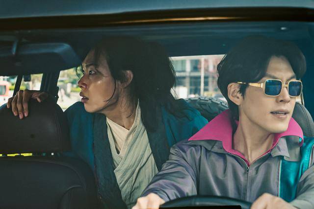 무륵은 고려 말에서 현대로 시간 이동을 해 외계인과 맞서 싸우게 된다. 현대 문명을 접한 무륵의 언행이 웃음을 전한다. CJ ENM 제공