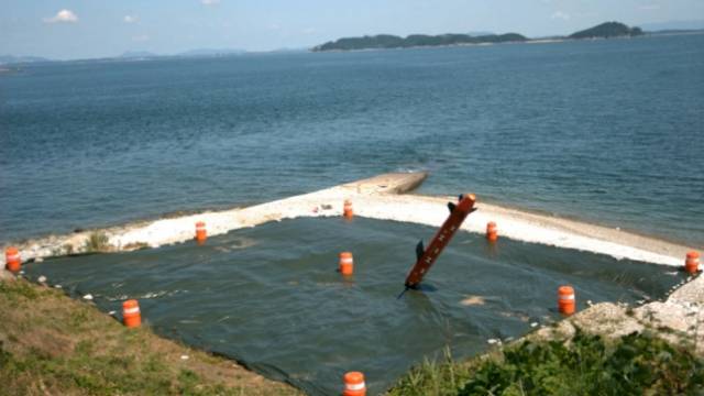 공군 F-4E 팬텀 전투기의 동체 중앙 무장 장착점에서 분리된 장거리 공대지 미사일은 활공비행 끝에 목표물에 정확히 명중했다. 사진 제공=ADD