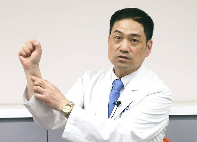 한수홍 이사장이 대표적인 손목 질환 중 하나인 손목터널증후군에 대한  설명을 하고 있다.