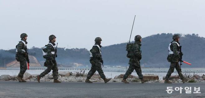 2014년 4월.  소총을 들고 이동하는 해병대원들.  연평도=김재명 기자 base@donga.com