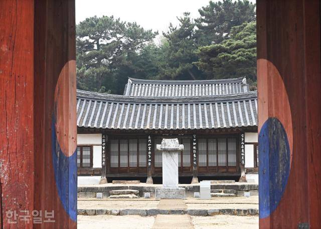 유네스코 세계유산인 돈암서원. 양성당 마당에 비석이 세워져 있다.