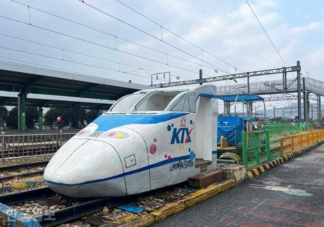 연산역 안팎은 철도공원으로 꾸며져 있다. 승강장 옆에 KTX 포토존이 설치돼 있다.