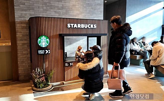 매장 이용 고객이 포토존에 반려견을 앉히는 모습. /사진=김영리 한경닷컴 기자