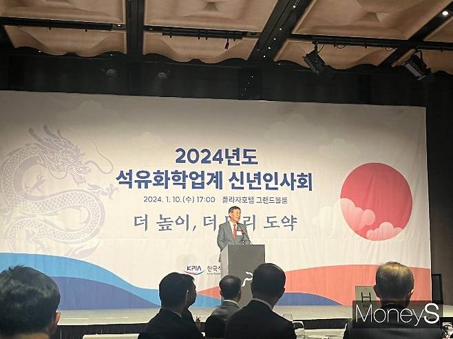 신학철 LG화학 부회장이 올해 석화업계 전망에 대한 의견을 10일 밝혔다. 사진은 석화업계 신년인사회에 참석한 신 부회장. /사진=김동욱 기자