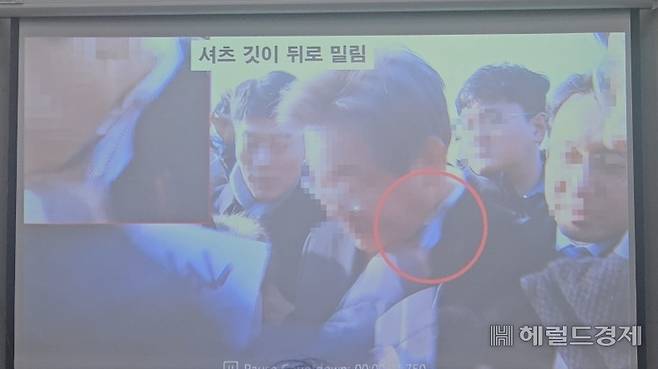 부산경찰청이 10일 브리핑에서 영상을 분석한 결과를 발표하고 있다. 경찰은 “칼이 아니라면 셔츠 깃을 뚫을 수 없었을 것”이라고 설명했다. 박지영 기자.