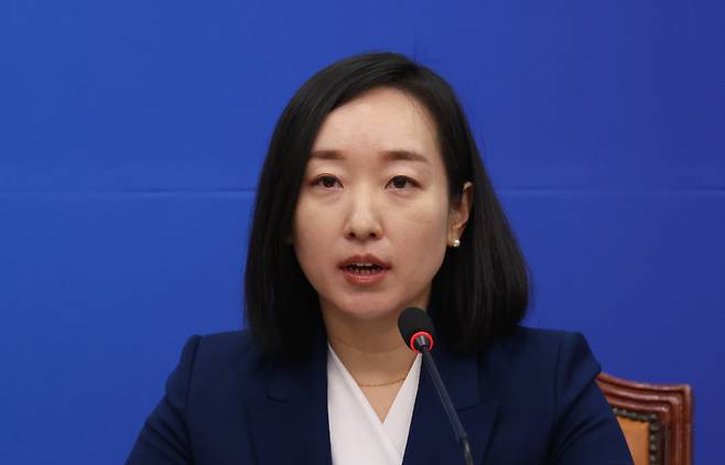 10일 국회에서 열린 더불어민주당 영입인재 환영식에서 7호 인재로 영입된 전은수 변호사가 인사말을 하고 있다. ⓒ연합뉴스