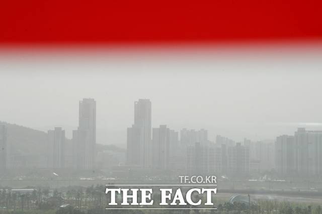 목요일인 11일 수도권과 충청권 등은 미세먼지가 '나쁨' 수준까지 치솟겠다. /이동률 기자