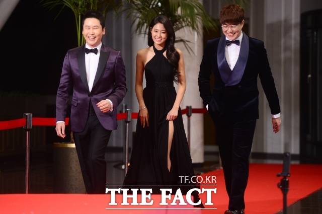 성시경의 별명은 버터왕자, 성발라, 모다시경, 성식이 형, 시경유, 성충이, 머리 큰 배용준 등 다양하다. 사진은 성시경이 2015 KBS 연예대상식 당시 신동엽 설현과 레드카펫을 밟고 있다. /더팩트 DB
