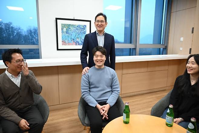 이재용 삼성전자 회장이 10일 서울 우면동 삼성리서치에서 6G 기술 개발 현황과 미래 사업전략을 점검한 뒤 연구원들과 기념 촬영하고 있다. 사진=뉴스1