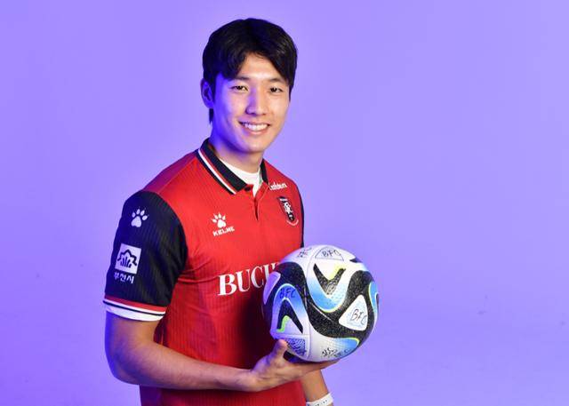 김보용이 최근 서울 중구 한국일보 사옥 내 스튜디오에서 사진 촬영을 위해 포즈를 취하고 있다. 김예원 인턴기자