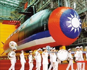 지난해 9월 대만 국영회사인 대만국제조선공사(CSBC) 가오슝 공장에서 공개된 대만의 첫 자국산 잠수함 ‘하이쿤’.  로이터연합뉴스