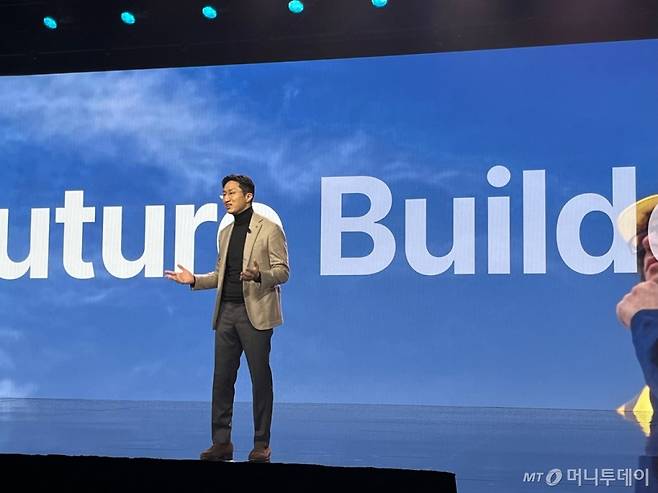 정기선 HD현대 부회장인 10일(현지시간) 미국 라스베이스거스 베네시안 호텔에서 열린 CES 2024 기조연설에서 인류의 지속가능성을 위한 육상혁신 비전 '사이트 트랜스포메이션'(Xite Transformation)를 소개하고 있다. /사진=이세연 기자