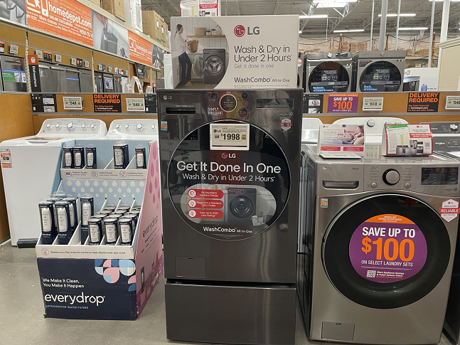 미국 라스베이거스의 한 홈디포 매장에 LG전자의 북미향 일체형 세탁건조기 '스마트 워시콤보'가 전시돼 있다./사진=백유진 기자 byj@