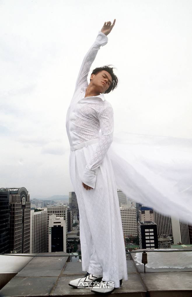 한 마리의 백조 같은 의상을 입고 바람을 느끼는 박진영. 스포츠서울DB
