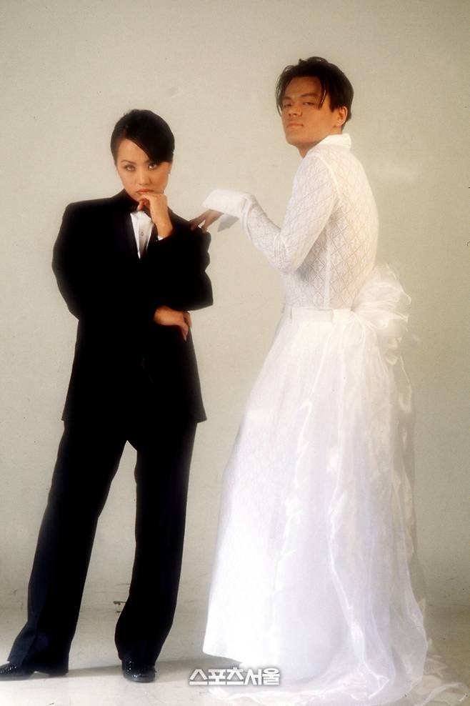 가수 엄정화는 턱시도, 박진영은 웨딩드레스. 스포츠서울DB