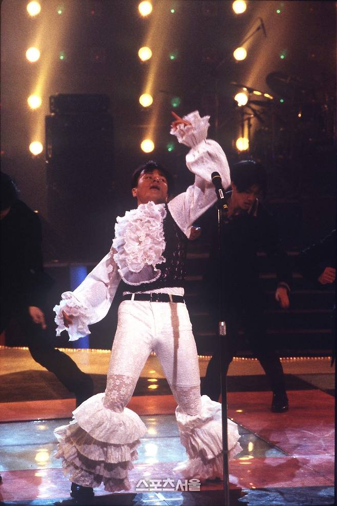 ‘허니’에 맞춰 플라멩코 의상을 입고 열창중. 스포츠서울DB