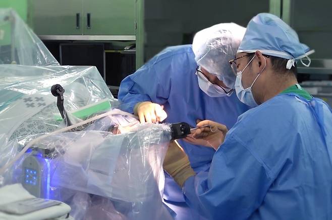 조철범 가톨릭대 성빈센트병원 신경외과 교수가 뇌 수술을 할 때 카이메로를 활용하고 있다. /고영테크놀러지 제공