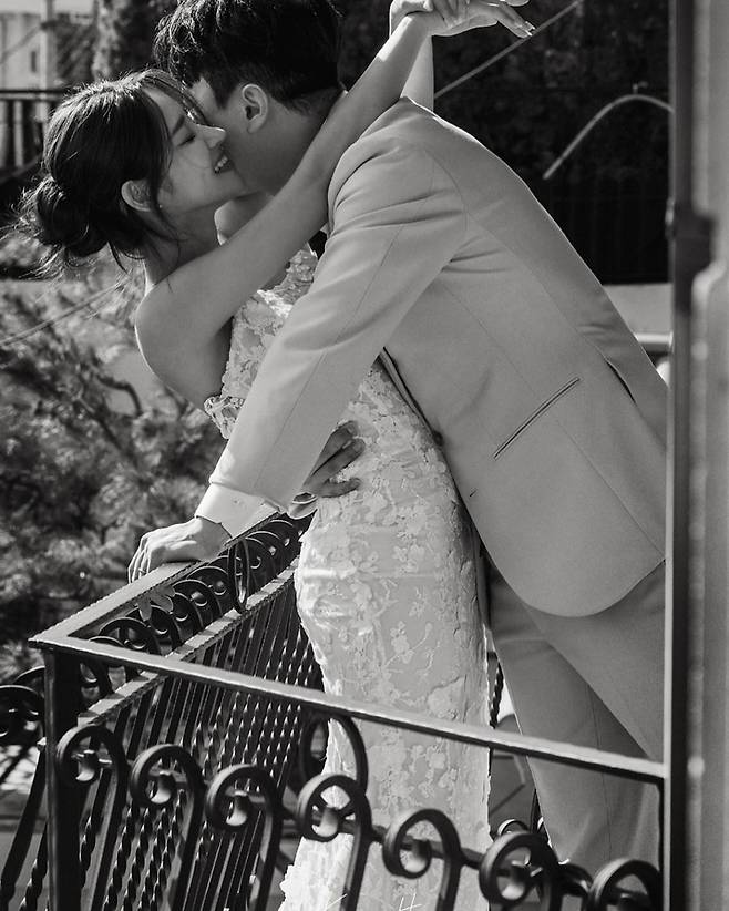 그룹 AOA 출신 유나가 지난 11일 공개한 웨딩 화보./사진=유나 인스타그램