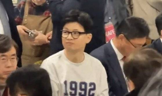 한동훈 국민의힘 비상대책위원장이 10일 '1992'가 적힌 티셔츠를 입고 부산 자갈치시장의 한 횟집에서 지역구 의원들과 식사를 하고 있다. ⓒ온라인 커뮤니티