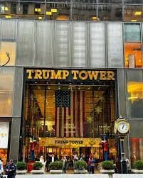 화려한 건물이 즐비한 미국 뉴욕 시내 5번가(725 5th Ave.)에 있는 트럼프 타워 입구 모습. 1983년 도널드 트럼프가 지은 이 건물은 총 68층, 202m의 높이로 뉴욕에서 54번째로 높은 빌딩이다. 빌딩 입구와 내부는 황금색으로 돼 있다. 빌딩 안에는 실내 정원과 5층 높이의 인공 폭포도 있다. 1층부터 6층까지는 고급 브랜드 상점이, 그 위부터 19층까지는 사무실이다. 트럼프 본인이 거주하는 펜트하우스도 있다./facebook