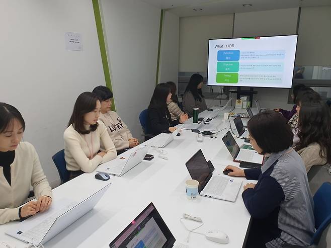 임상시험 운영을 위해 PL들이 내부 회의를 진행하고 있다. 윤현주 기자