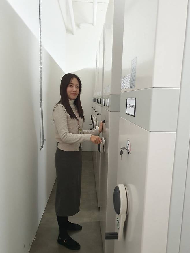 이승은 RWO팀 직원이 아카이빙룸 관리를 하고 있다. 윤현주 기자